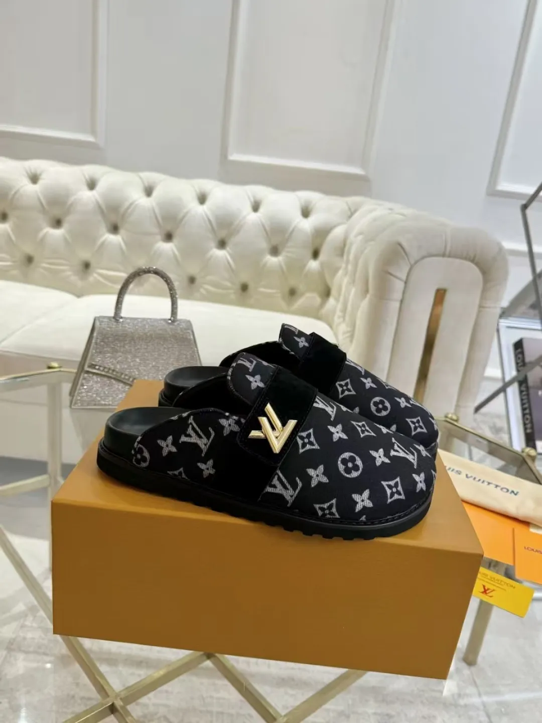 p560 High version women's toe-cap slippers ✨ **LV classic toe-toe slippers | Eternal elegance, starting from the toes** ✨ This pair of **Louis Vuitton classic toe-toe slippers** is an **eternal legend** in the fashion industry, and every detail tells **luxury and taste**. ... **Versatile, no matter the style**: ▪ Pair with jeans, casual and high-end ▪ Pair with a dress, elegant and lazy ▪ Commuting or dating, easily manage various occasions 💖 **Fashion icons are wearing it**, what are you waiting for?   **Owning it means owning an eternal classic**! ✨ #Louis Vuitton #LV slippers #Advanced sense of wear #Classic never goes out of style Fabric: Classic jacquard fabric Lining: Sheepskin lining Sole: Original rubber sole Size: Female 35-41 Male 38-46